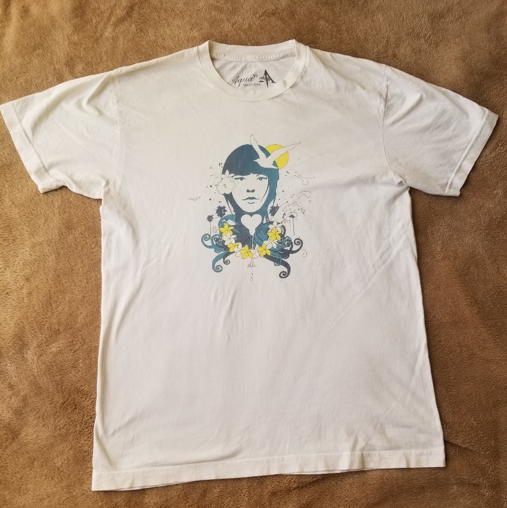 Pre-owned Aqua VI s/s crewneck tee with graphic. Size M